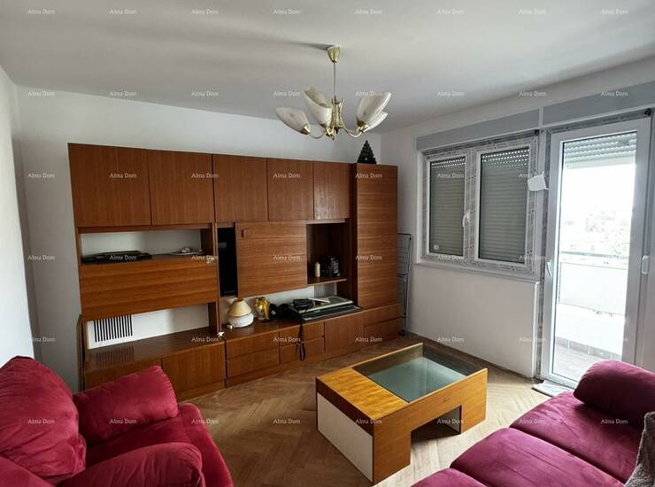 Na prodaju je  renoviran stan površine 50 m², smješten na 4. katu stambe...