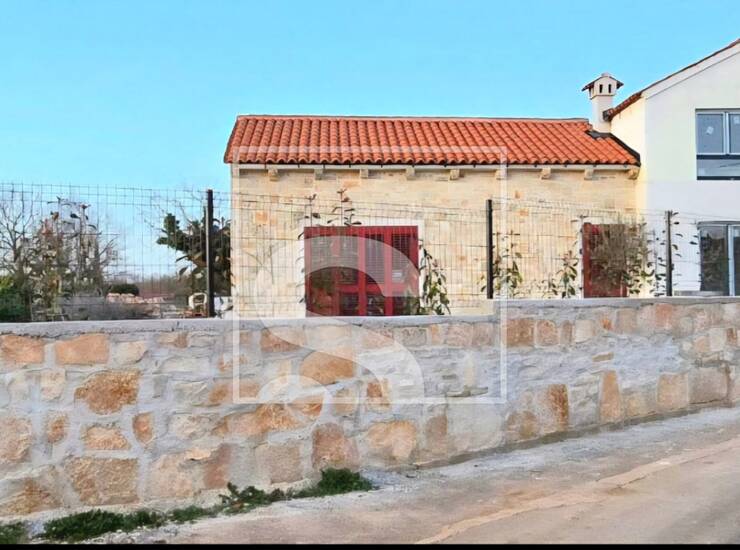 Samostojeća kuća u Čabrunići, 3 spavaće sobe, bazen
