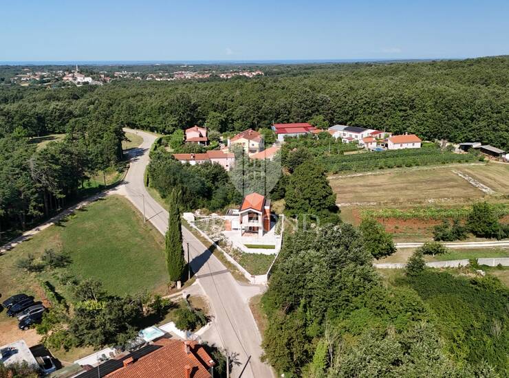 Žminj, Moderna kuća s bazenom u roh-bau stanju