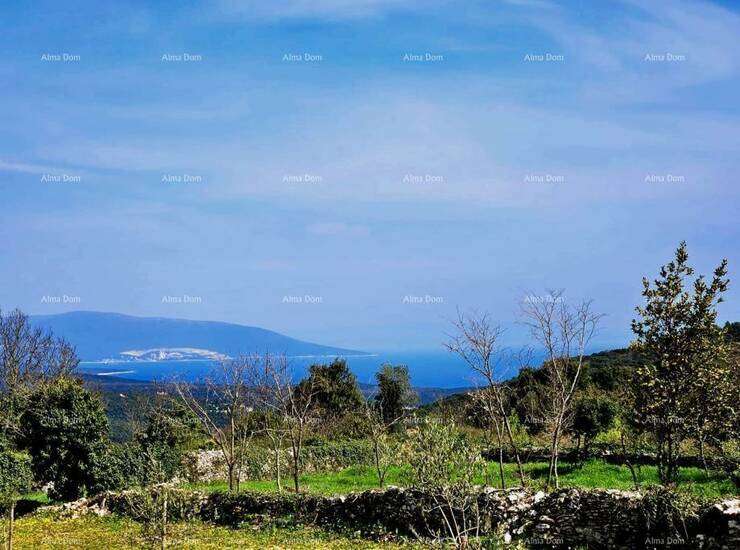 Prodaje se atraktivno zemljište, 673 m2,  s pogledom na more, Kavran.
Zeml...
