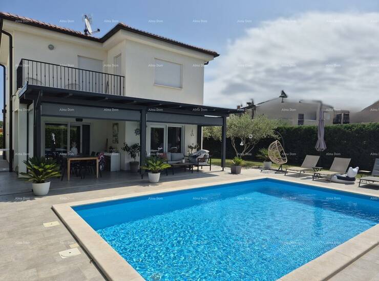 Na prodaju je prekrasna samostojeća vila površine 140 m², smještena na ...