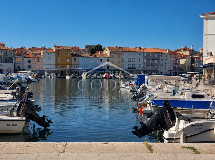 Cres - prodaja stana na odličnoj lokaciji s prekrasnim pogledom