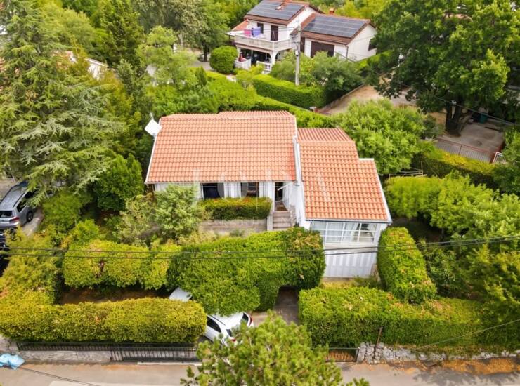 JADRANOVO, dvije kuće na izvrsnoj lokaciji
