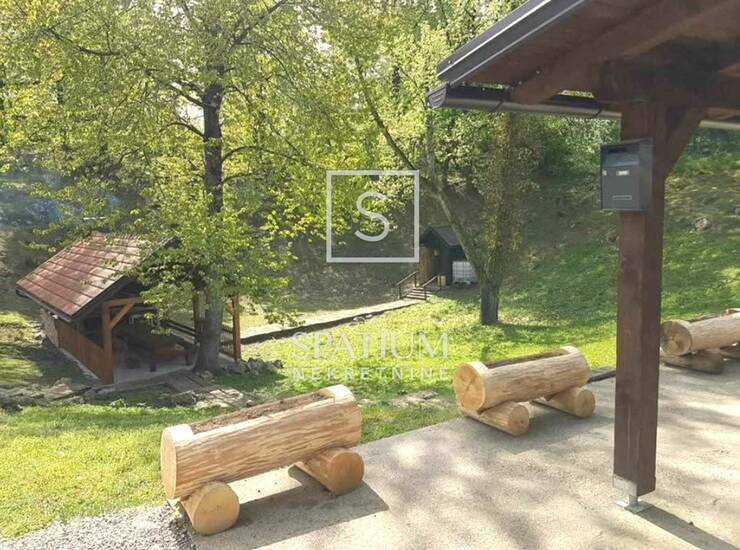 OGULIN - OKOLICA, GRAĐEVINSKI TEREN S TRI OBJEKTA