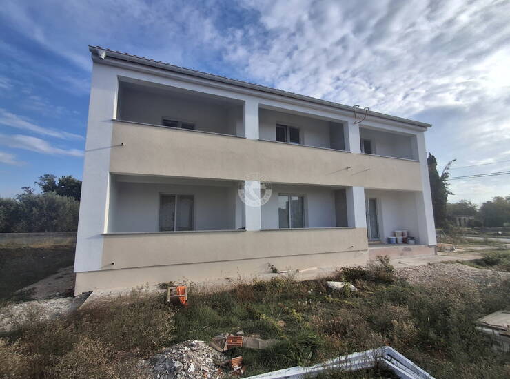 SAMOSTOJEĆA KUĆA S 3 STAMBENE JEDINICE, 900 M OD MORA, MIRNA I TIHA POZICIJA,