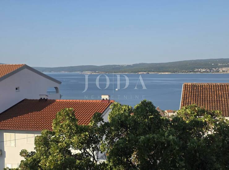 CRIKVENICA, stan sa garažom i okućnicom