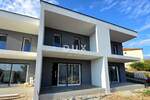VIŠKOVO - Dvoetažni stan s okućnicom u modernoj novogradnji
