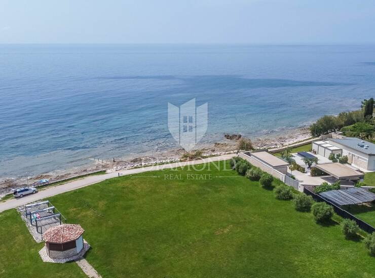 Umag, okolica,  prekrasno zemljište 50 koraka od plaže!