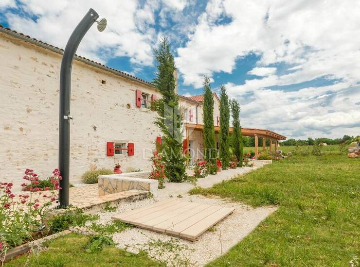 Kanfanar, okolica, renovirane kamene kuće s dvorištem