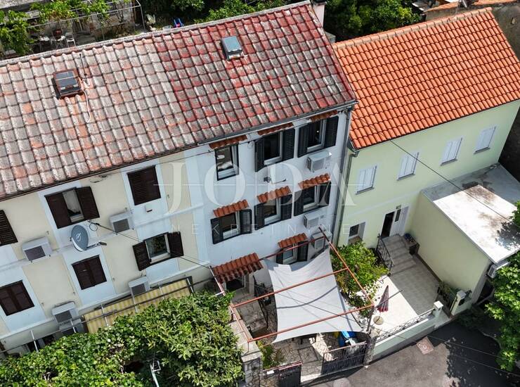 Crikvenica, kuća u nizu na odličnoj lokaciji