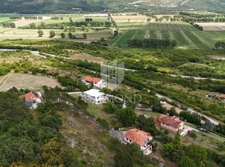 Kršan, okolica, kuća s dvije stambene jedinice i veliko građevinsko zemljiš