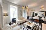 Na prvom katu zgrade austrougarske gradnje, nalazi se ovaj prostrani i potp...