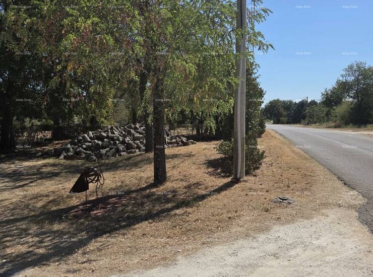 Na prodaju je zemljište površine cca cca 3700 m² smješteno u općini Ma...