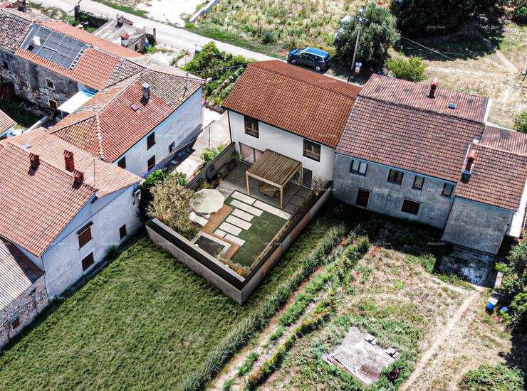 Muntić, predgrađe Pule. Moguće kupiti na kredit!

Čestica 202 m², prav...