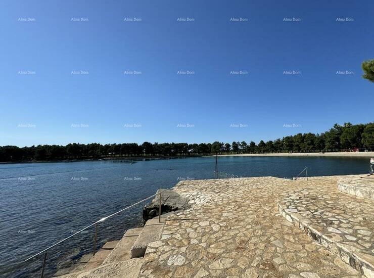 Prodajemo stan na odličnoj lokaciji, samo 50 m udaljen od mora i plaže!

...
