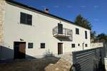 Na prodaju je dvojna kuća u Funtani, ukupne površine 170 m², renovirana ...