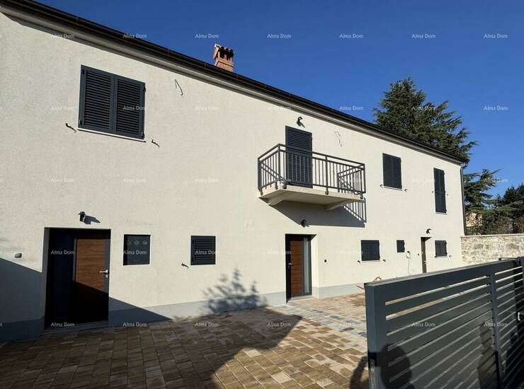 Na prodaju je dvojna kuća u Funtani, ukupne površine 170 m², renovirana ...