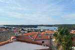 Prodajemo potpuno renoviranu kuću s dva odvojena apartmana na izvrsnoj lok...