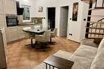 Prodajemo potpuno renoviranu kuću s dva odvojena apartmana na izvrsnoj lok...