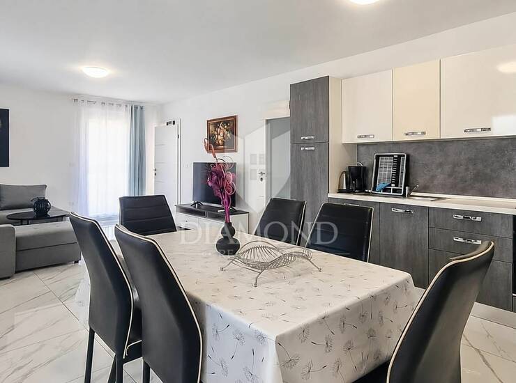 Umag, okolica. Moderan novi stan 66 m2 potpuno opremljen!