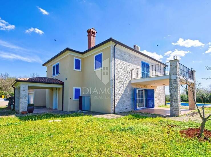 Umag, predivna villa sa velikom okučnicom i sa pogledom na more!