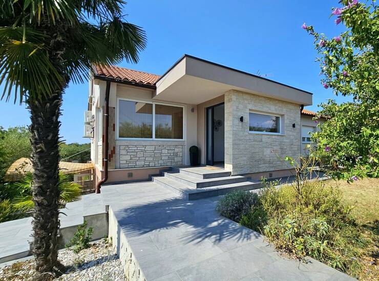 Istra, samostojeća kuća s bazenom i velikom okućnicom blizu Poreča...