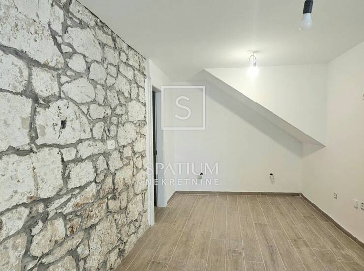 NOVI VINODOLSKI, SAMOSTOJEĆA KUĆA S DVA STANA, BLIZU MORA I CENTRA — fotografija 6