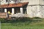 Prodaje se stara kamena kuća s zemljištem u Barbanu – idealno za kuću ...