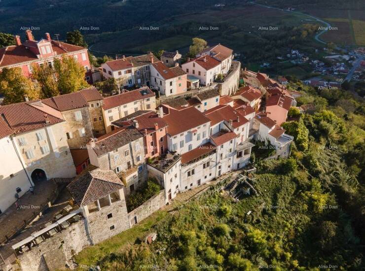 U samom srcu Motovuna, unutar povijesne starogradske jezgre, smještena je ...