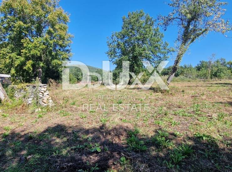 Istra, Oprtalj, građevinsko zemljište, 1.042 m2, s ruševinom