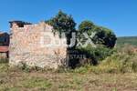 Istra, Oprtalj, građevinsko zemljište, 1.042 m2, s ruševinom