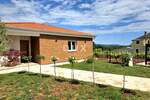 Istra, Barban, Novoizgrađena obiteljska prizemna vila, okružena vinogradom