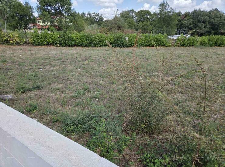 U ponudi je građevinsko zemljište površine 1.550 m², smješteno u mirno...