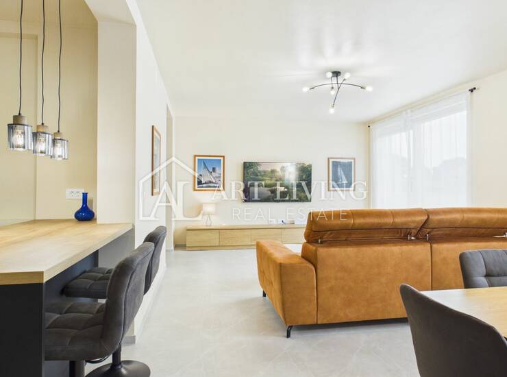 Umag, luksuzan stan, 105 m2, na TOP lokaciji, 100 m od mora