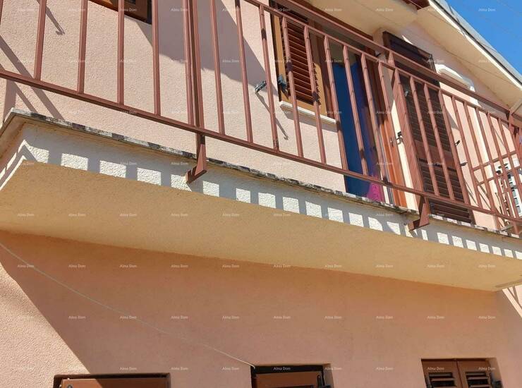 Na prodaju kuća u okolici  Pule. Kuća, površine 90 m2 s dvorištem 78 m2...
