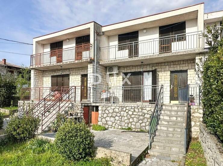 Crikvenica, Jadranovo, dvije dvojne kuće po 120 m2, dvorište