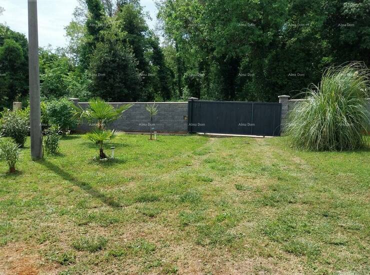 Na prodaju je građevinsko zemljište površine 518 m², smješteno u mirno...