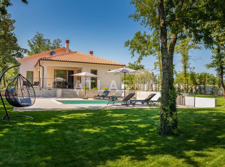 ISTRA, KANFANAR | KUĆA S BAZENOM U SLIJEPOJ ULICI