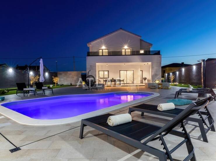 NOVI VINODOLSKI | VILA S BAZENOM