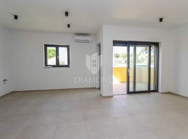 Dvosoban stan, Pula, Štinjan, prodaja, 300000 €, 75 m2