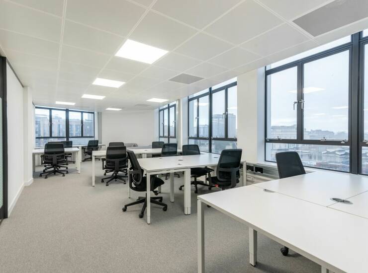 Prekrasno uređen uredski prostor za 15 zaposlenika na lokaciji Spaces Matrix EUR