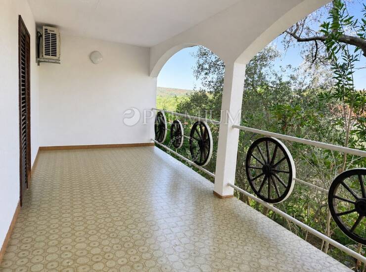 Čižići, Krk – dvojna kuća s dva apartmana i okućnicom!
