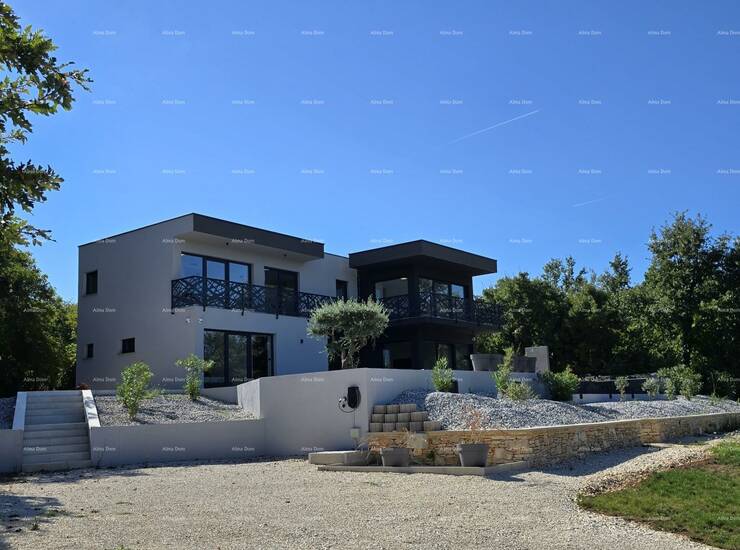 Ova predivna kuća u Svetvinčentu, s površinom od 230 m² na prostranom z...