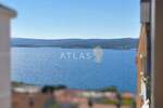 CRIKVENICA – STAN S GALERIJOM I POGLEDOM NA MORE, 420 M OD MORA