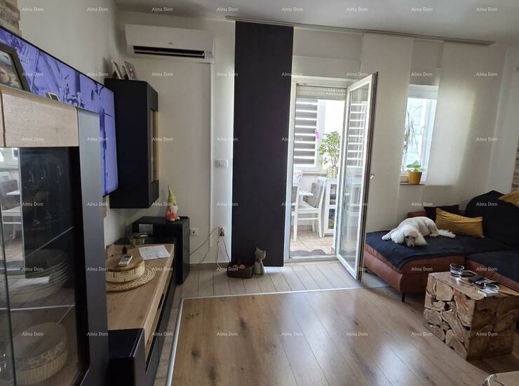 Na prodaju je  stan smješten u Puli, na prvom katu stambene zgrade. Stan p...