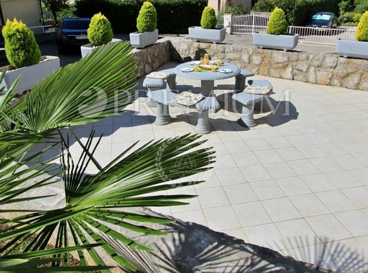 Malinska, renoviran apartman u prizemlju s terasom!