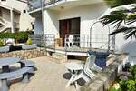 Malinska, renoviran apartman u prizemlju s terasom!