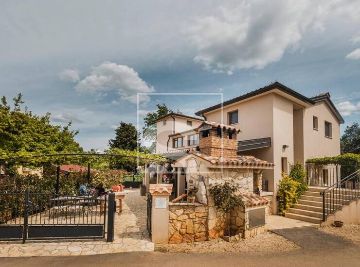 Restoran s 4 moderne sobe za najam, 4 km do mora, Poreč