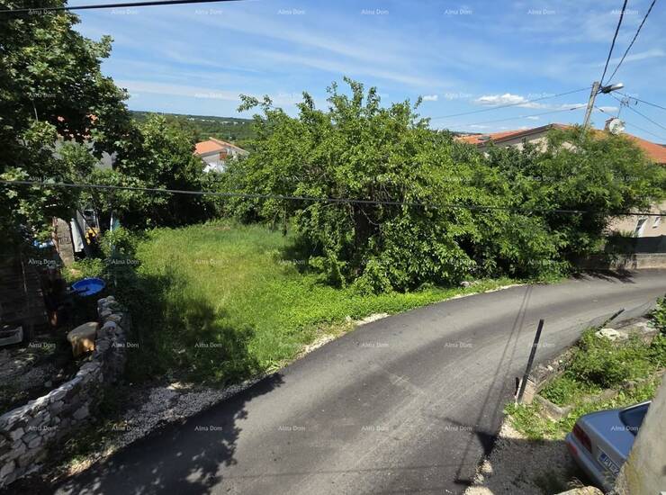 Građevinsko zemljište u blizini Poreča s malom kamenom kućom.

Prodaje ...
