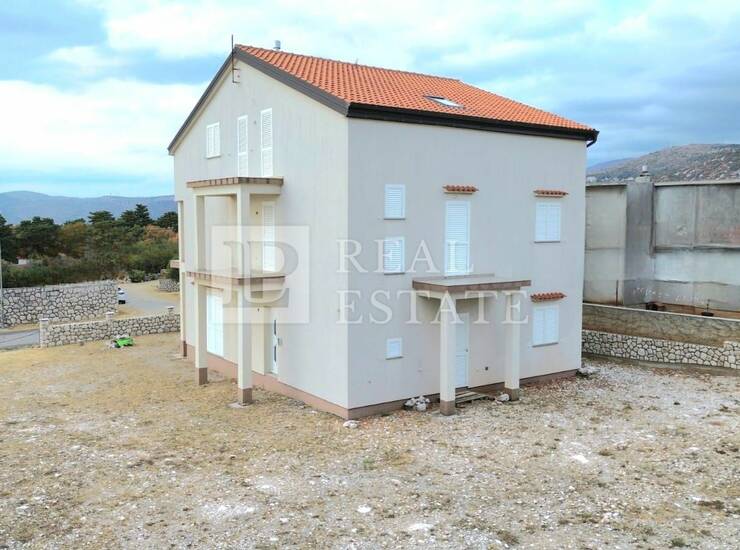 KRALJEVICA - kuća sa tri stana na prostranom zemljištu